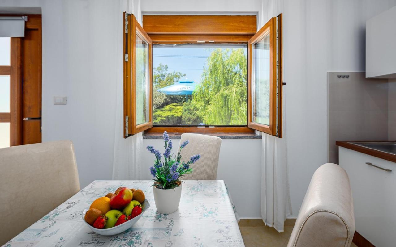 The Willow Garden Apartment House Marčana المظهر الخارجي الصورة