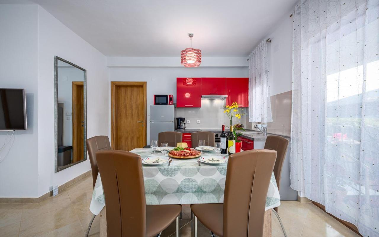 The Willow Garden Apartment House Marčana المظهر الخارجي الصورة